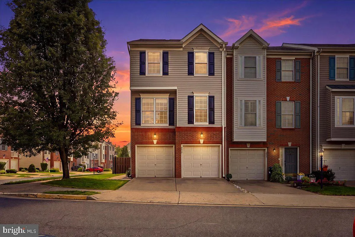 3 bed, 2.5 bath, 1736 sqft, $3,200 — Photo 1
