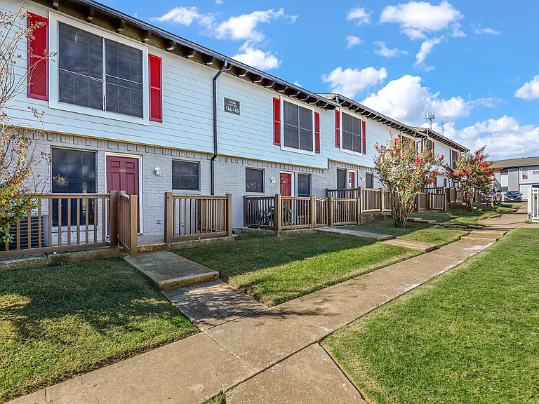 Flats at Brentwood — Photo 8