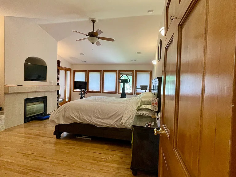 560 University Ave — Photo 67