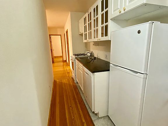 3rd image of 235 E 50th St APT 10