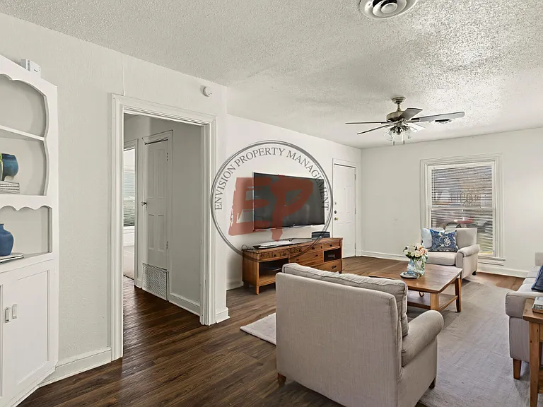 2712 Lyle Ave — Photo 5
