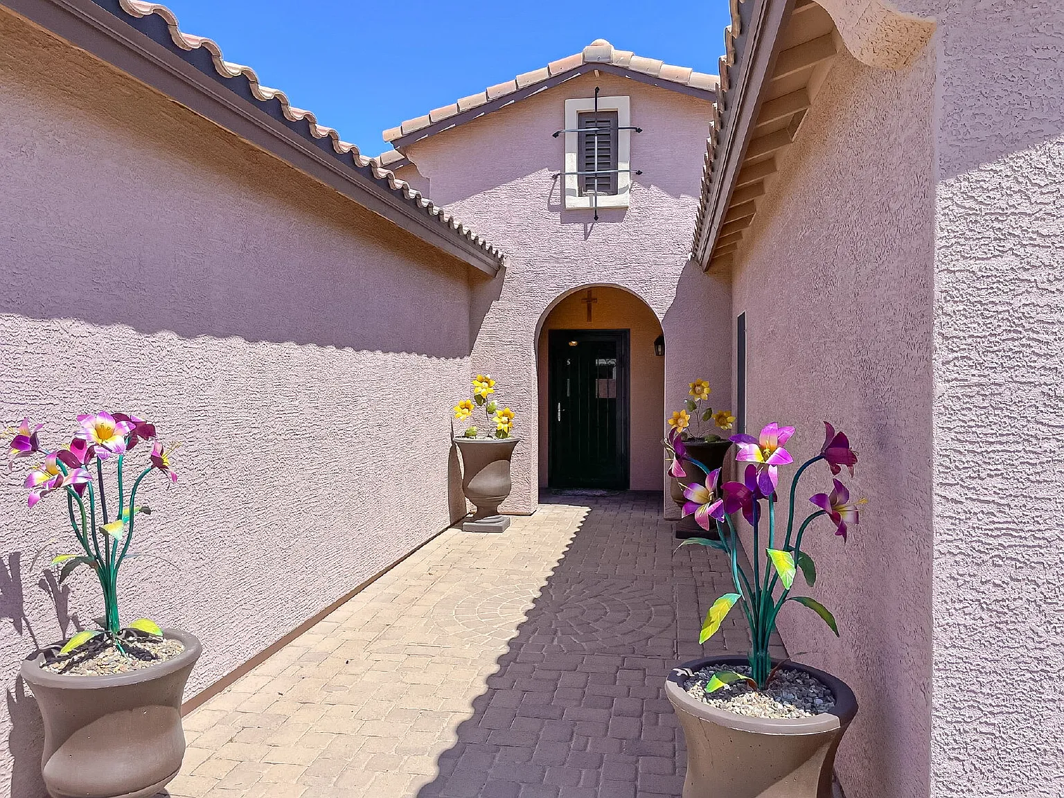 3 bed, 2.0 bath, 2363 sqft, $2,399 — Photo 2