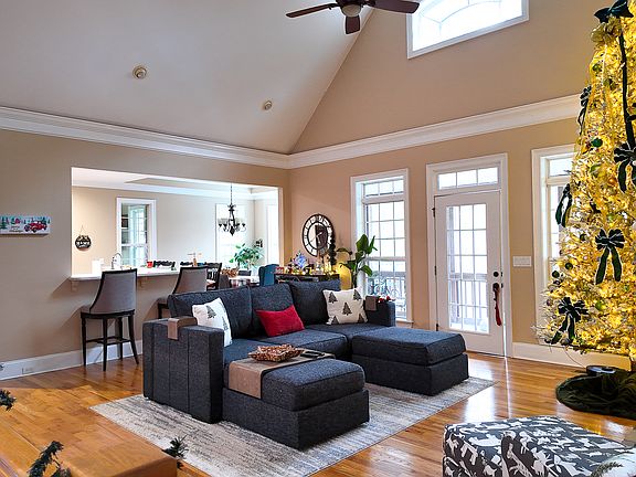 5th image of 8179 Pineview Ct
