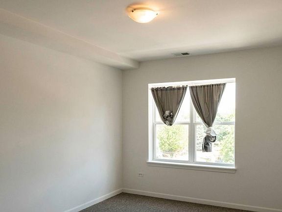 3rd image of 1542 W Glenlake Ave #2E