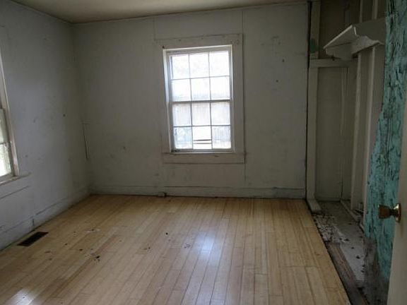 5th image of 435 Dogwood St