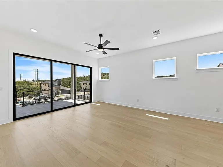 110 Pennybacker Ln — Photo 6