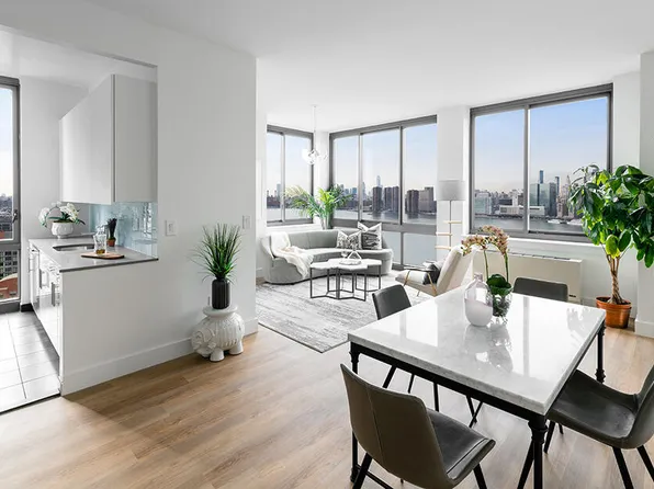 4720 Center Boulevard image 13 of 15