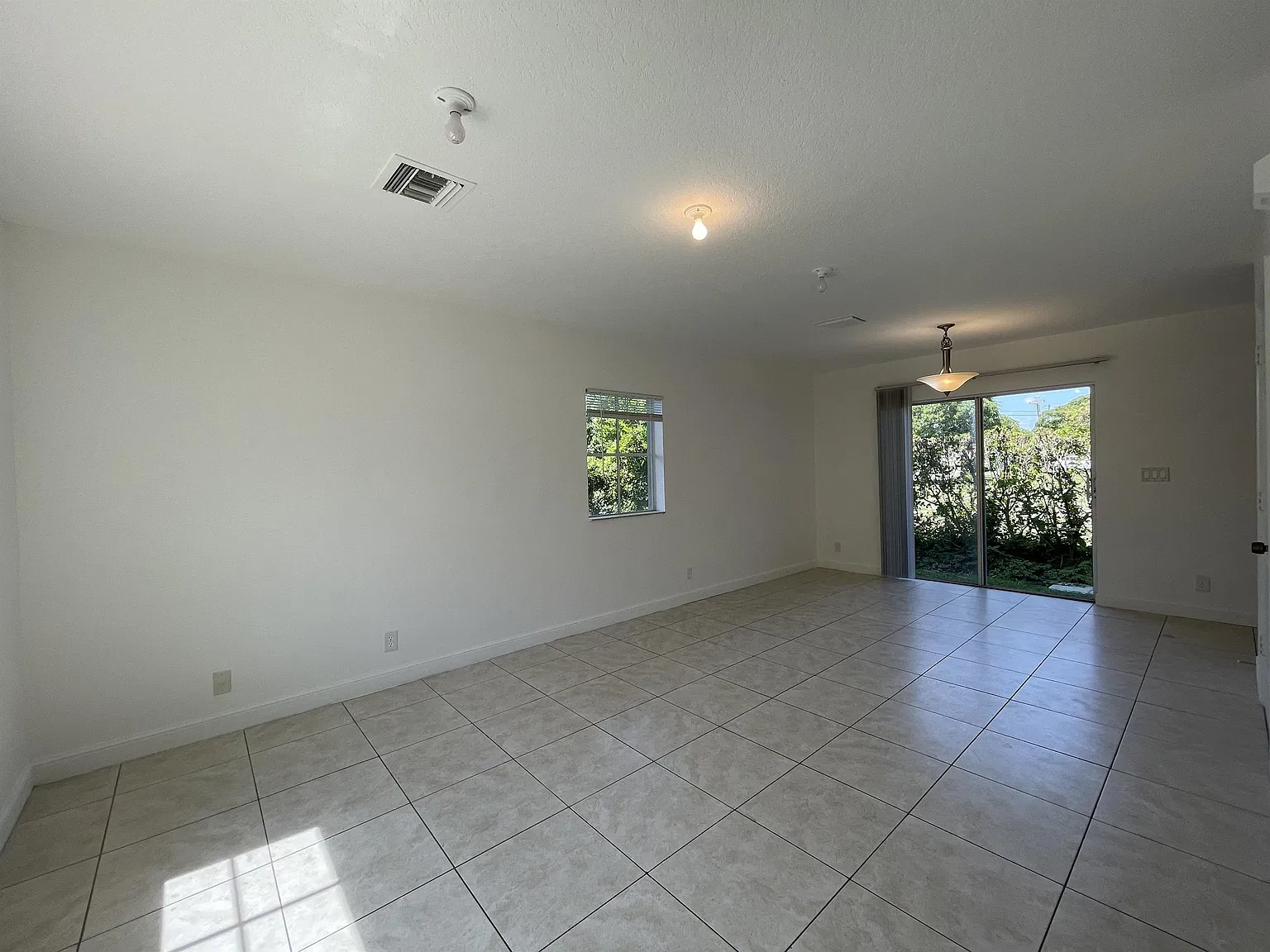 165 SE 2nd Ct — Photo 2