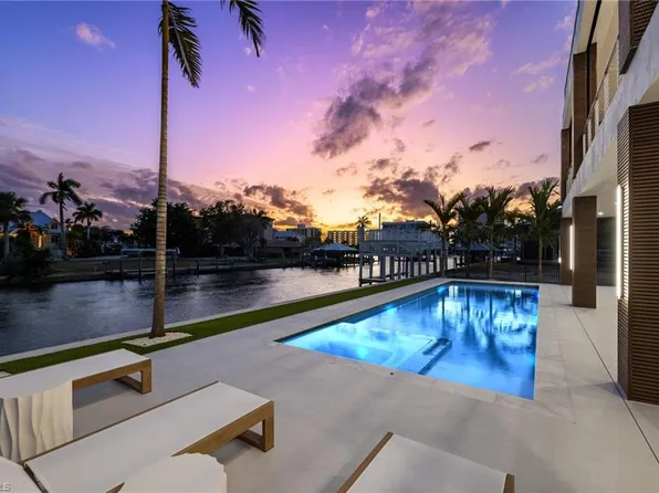 256 Trade Winds AVE, NAPLES, FL 34108