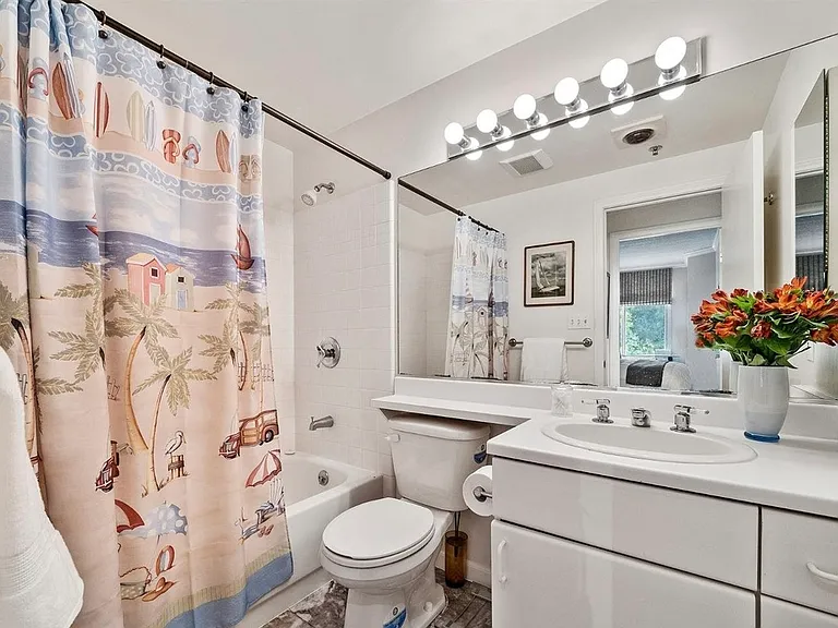 240 Lombard St — Photo 6