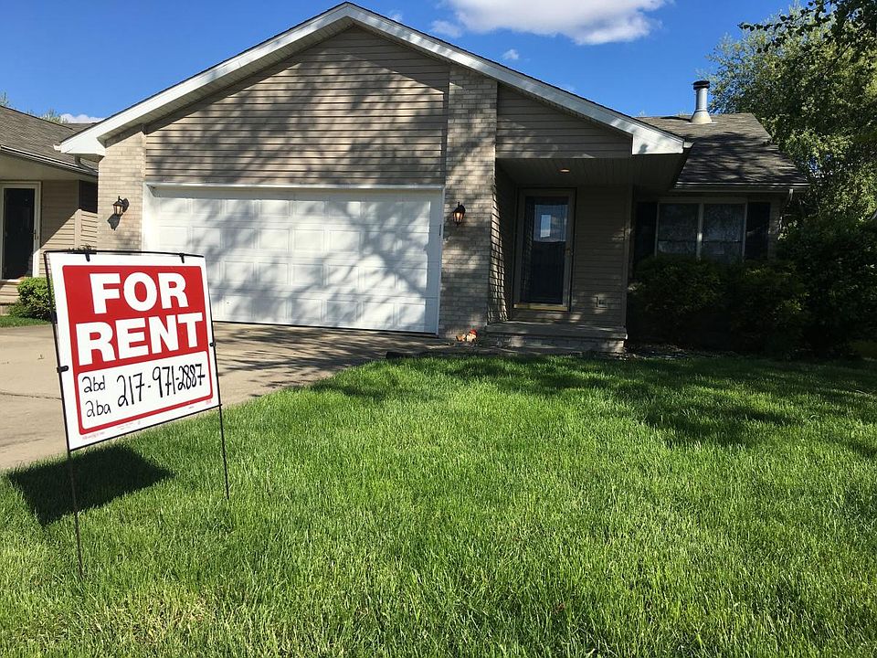 Front Yard - No mowing needed!
