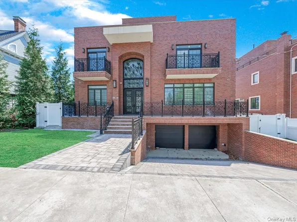 233-233-12 Bay St, Little Neck, NY 11363