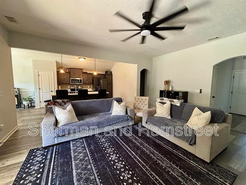3 bed, 2.0 bath, 1809 sqft, $2,100 — Photo 3