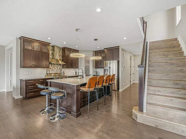 671 180 Street SW — Photo 2