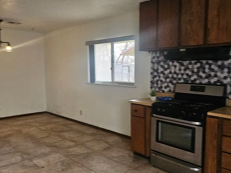 522 N Harding St — Photo 4