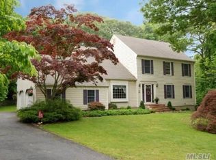 4 Cliff View Ct, Miller Place, NY 11764