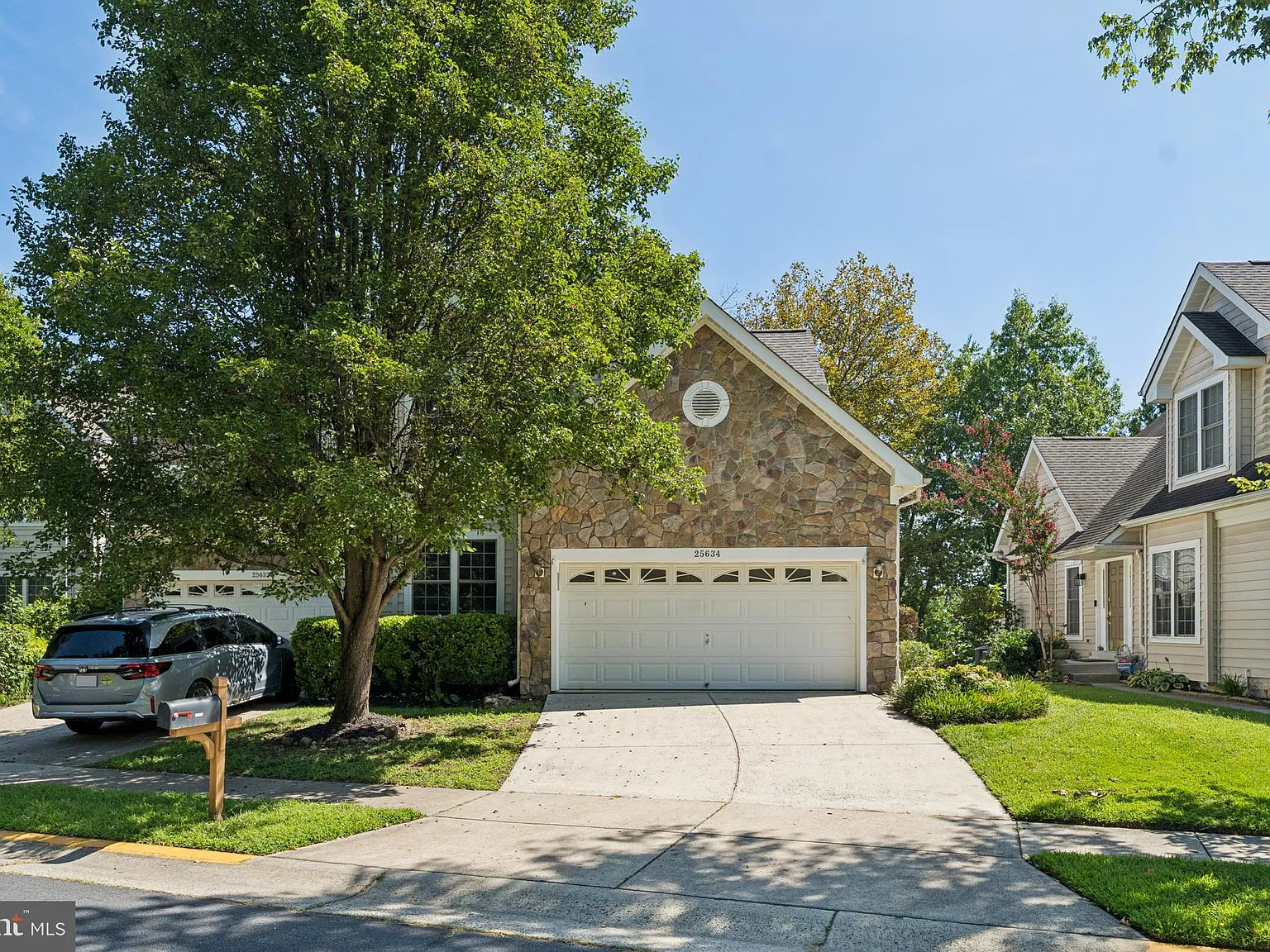 3 bed, 2.5 bath, 2910 sqft, $4,000 — Photo 2