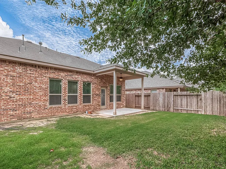 2261 Oak Circle Dr N — Photo 47