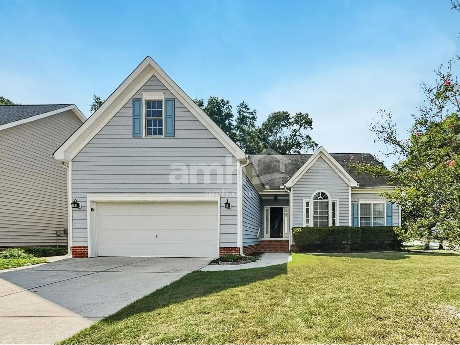 4 bed, 2.5 bath, 2500 sqft, $2,560 — Photo 1