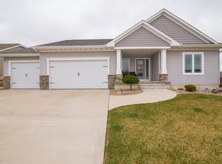 2921 Diamondhead Rd, Hiawatha, IA 52233