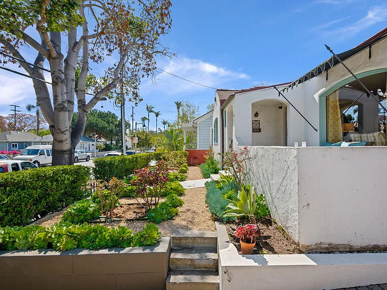 224 W Cota St — Photo 33