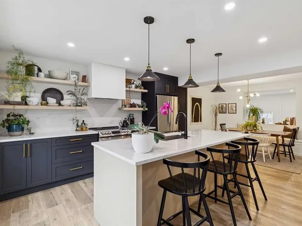 561 SW Point McKay Grv NW, Calgary, AB T3B 5C4