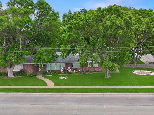 666 Cedar St, Chadron, NE 69337