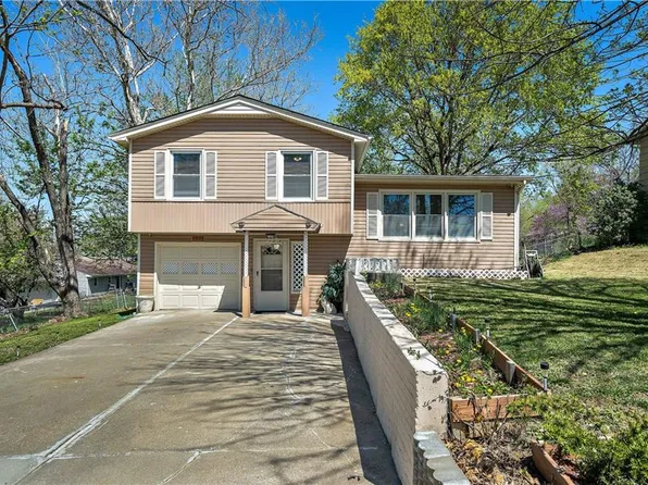 1201 Crest Dr, Pleasant Hill, MO 64080