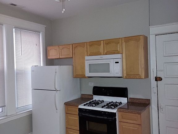 4th image of 2417 W Montrose Ave #2F