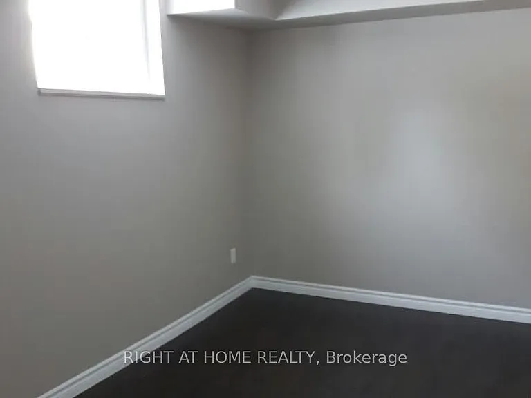 64 Daphne Cres #2 — Photo 7