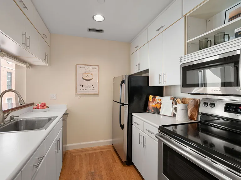 2 Clarendon St #302 — Photo 15
