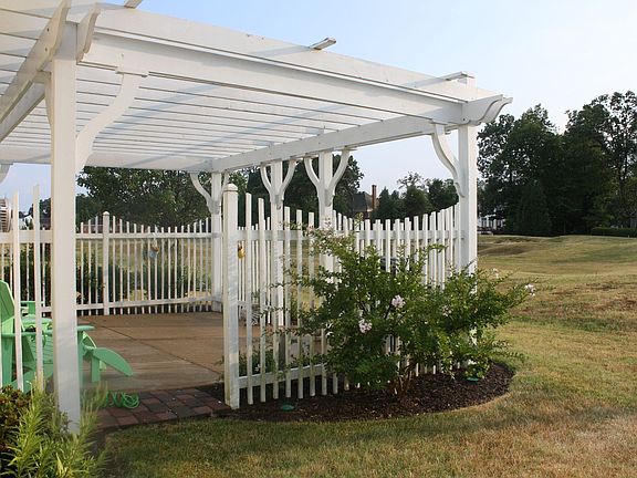 Patio and Pergola are great entertaining features!