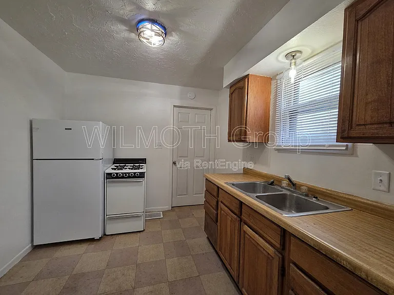 702 W 23rd St — Photo 5