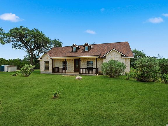 3rd image of 124 Majestic Oaks Dr