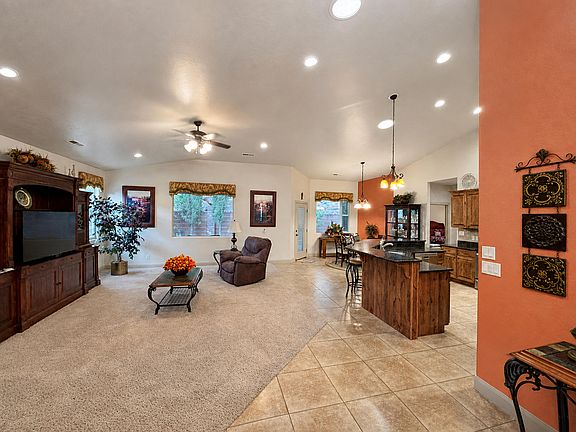 5th image of 709 W Windsor Dr