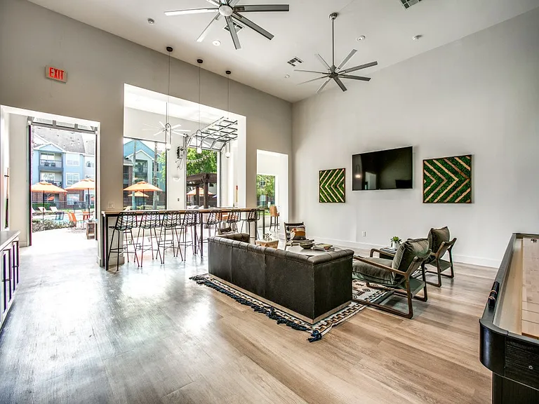 Aventura on Briar Forest — Photo 38