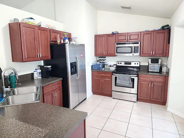 842 SE Walters Ter — Photo 3