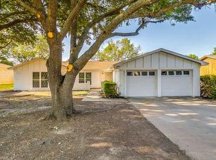 9933 Dickens Dr, Benbrook, TX 76126
