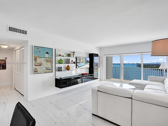 4th image of 300 Bayview Dr APT 1110