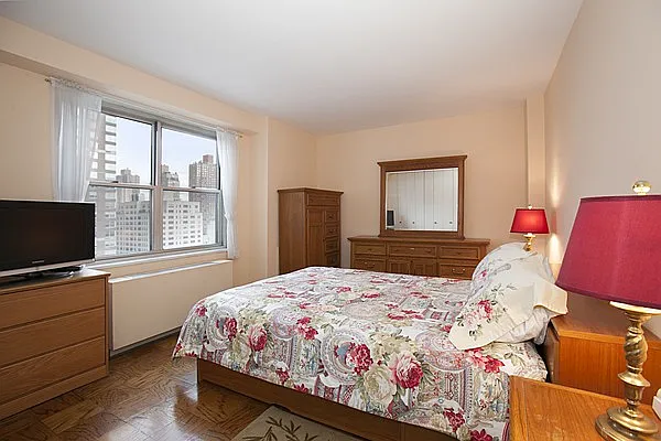 Sold by R New York | media 10