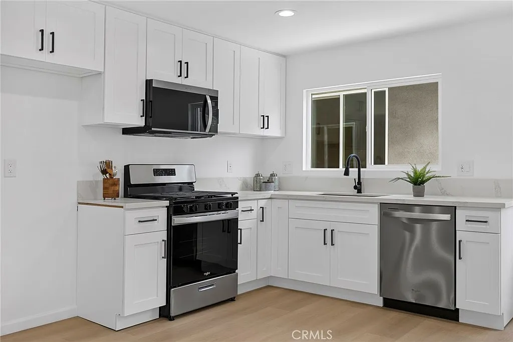 3 bed, 1050 sqft, $3,495 — Photo 3