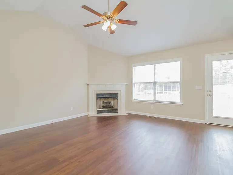 2619 Danbury Cir — Photo 2