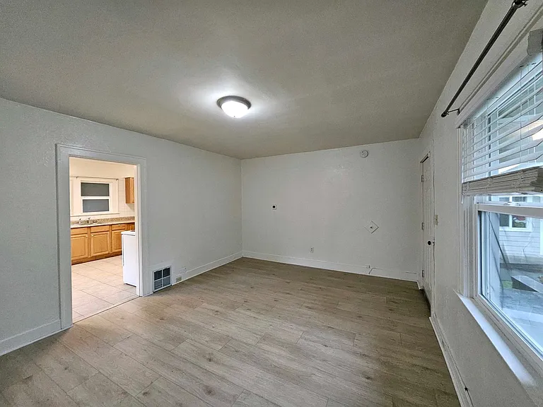 11380 Greenburg Apartments — Photo 15