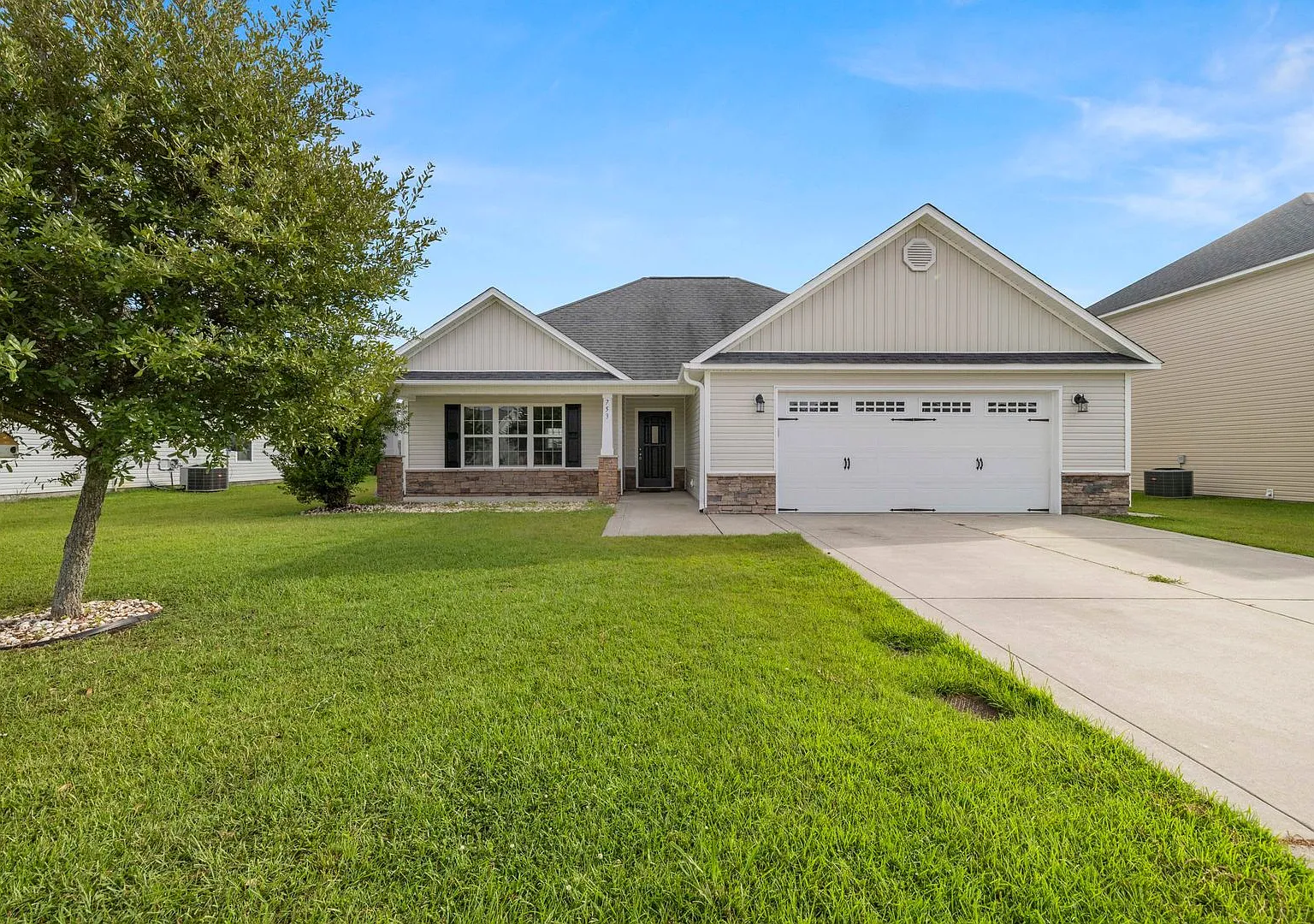 Charming 3-Bedroom Home in Carolina Plantations! — Photo 2