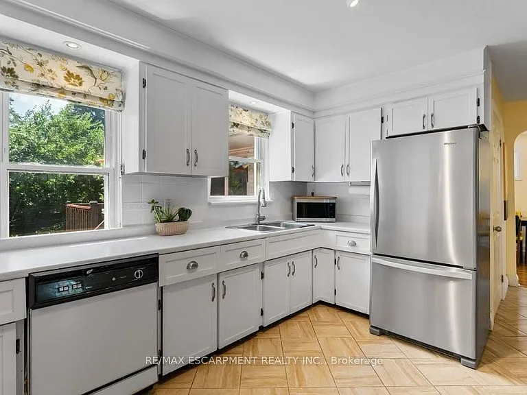 19 Columbia St — Photo 24