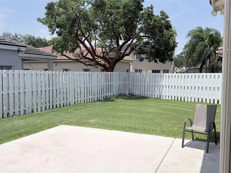 692 Maplewood Ct — Photo 14