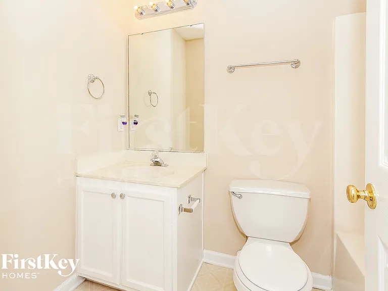 802 Almora Dr — Photo 10