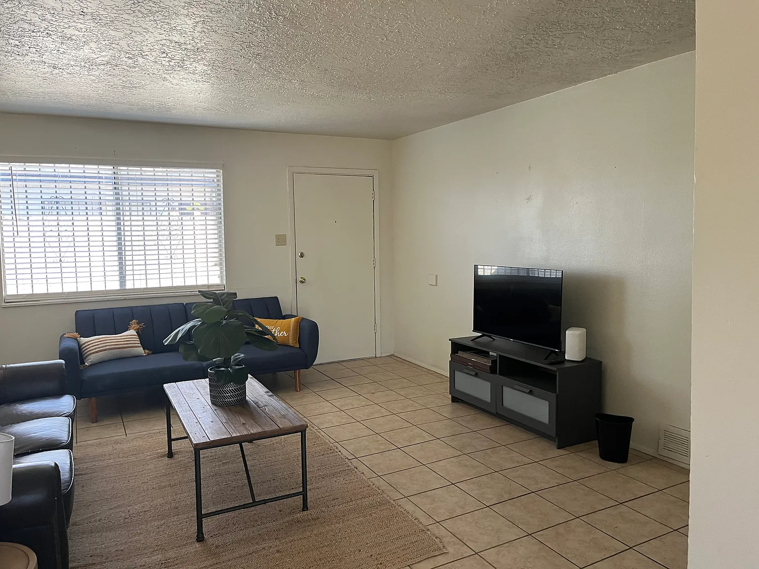 Totally Remodeled 2 Bedroom w/ Private Yard and Washer / Dryer in Unit — Photo 3