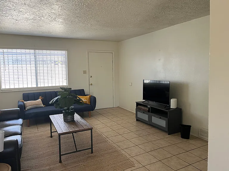 Totally Remodeled 2 Bedroom w/ Private Yard and Washer / Dryer in Unit — Photo 3