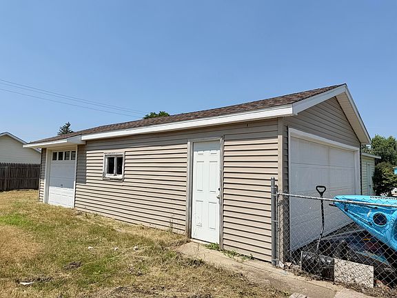 4th image of 605 Rose St